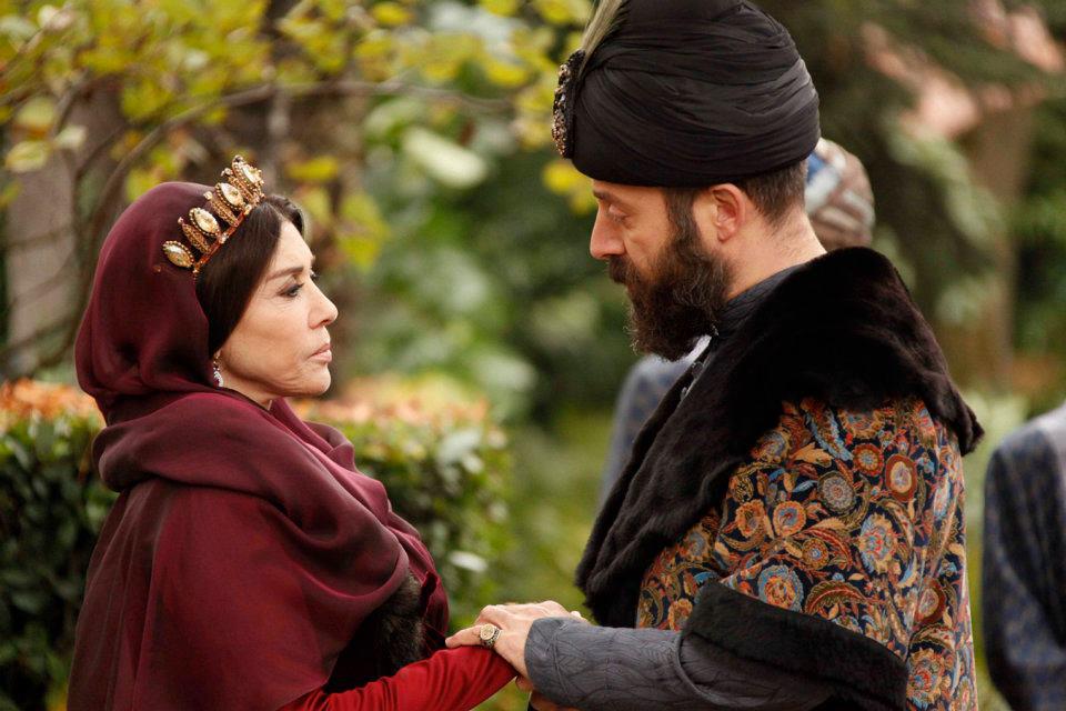 Султан Сулейман и его мать Валиде-султан в сериале Великолепный Век